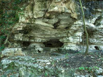 Proseguendo lungo il percorso, raggiungiamo la parete sud, quella che custodisce la �Grotta del Pilastro�, simbolo del Pulo